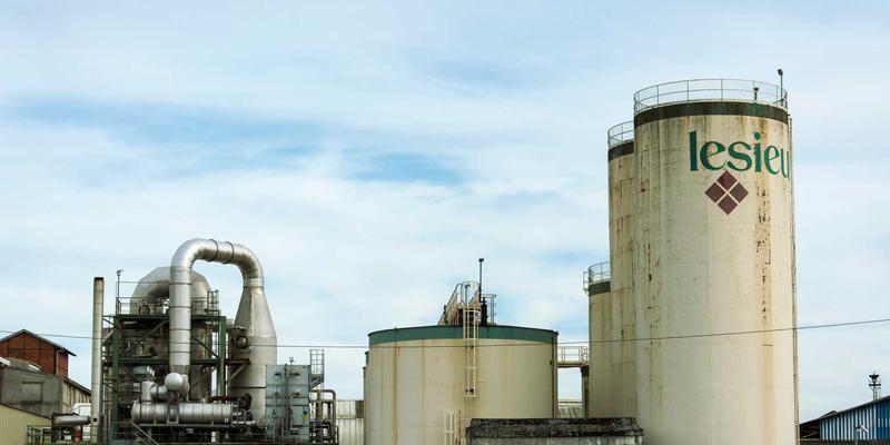 企业工装定制新趋势:SS乔夫如何用专业服装定制赋能现代企业形象