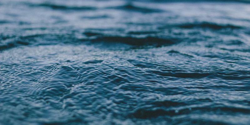 团体职业装定制指南：意式、英式、美式三大剪裁风格深度对比