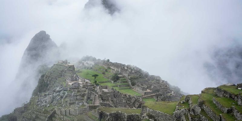 服装定制指南：从面料开始，揭秘SS乔夫西装与衬衫定制中羊毛、棉、亚麻的选择与保养