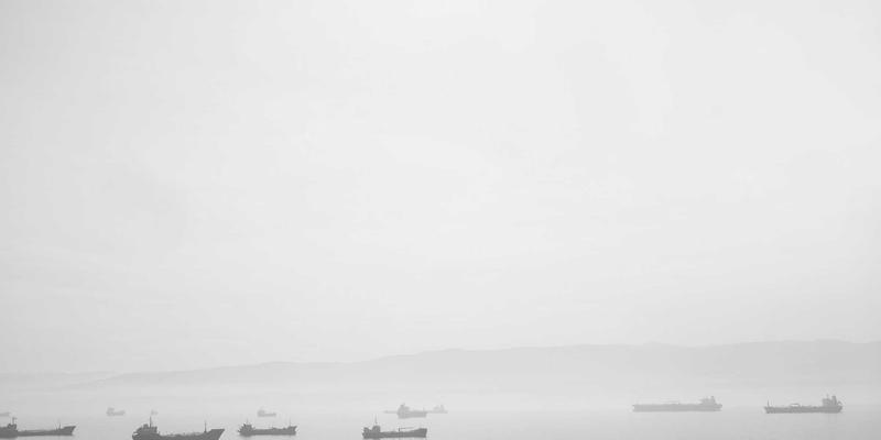 酒店制服定制升级：SS乔夫解析前台衬衫定制与客房西装定制的面料科学